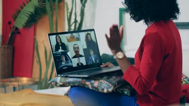 Conferencia en Internet con una mujer africana participando en ella. Reunión de videoconferencia, trabajo remoto, concepto de estudio a distancia . — Vídeos de Stock