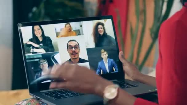 Multiuser online conferentie weergegeven via vrouwen laptop. Videoconferentie, afstandsbediening, afstandsbediening. — Stockvideo