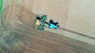 Çiftçilik aracı toprağı en üst görüntüye yerleştiriyor.