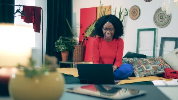 年轻的非洲女人正在她的公寓里上网买东西 — 图库视频影像