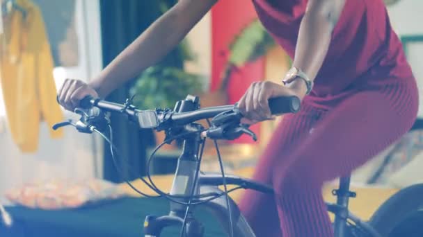 Le vélo mécanique est utilisé par une femme africaine pour la formation — Video