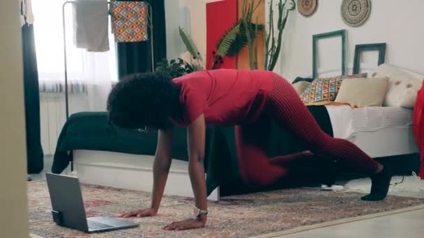 Africká dáma má fitness trénink během sebeizolace — Stock video