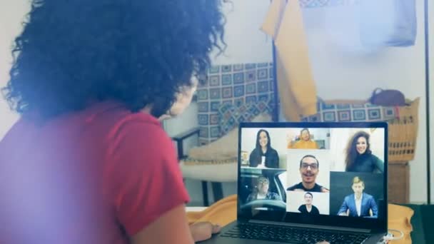 Online-Meeting, Videokonferenz-Meeting, Fernarbeit, Fernstudienkonzept. Afrikanerin im Gespräch mit Freunden. — Stockvideo