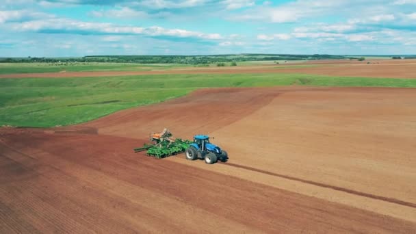 Veld wordt gezaaid door tuinbouwmachine — Stockvideo