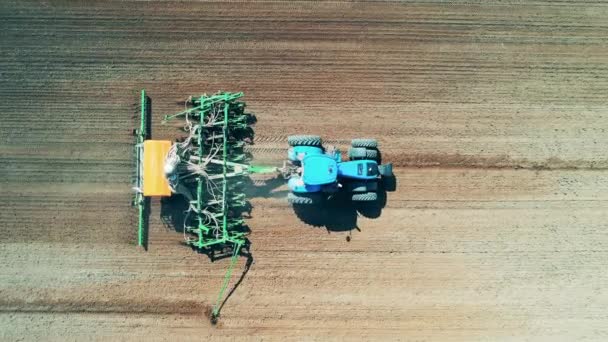 Siembra tractor a lo largo del campo en una vista desde arriba — Vídeo de stock