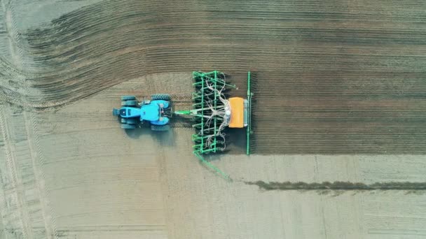 L'agricoltura combinata sta seminando un campo enorme — Video Stock