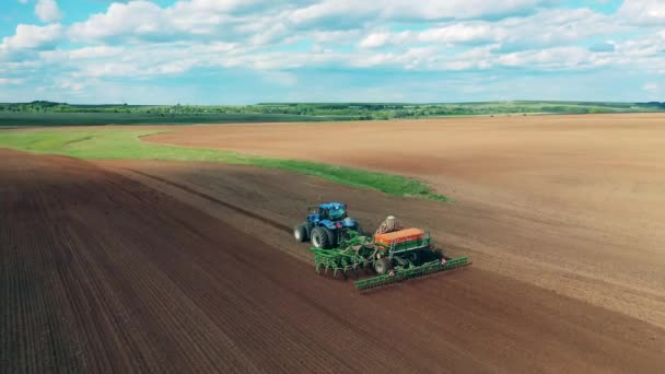 Landwirtschaftlicher Mähdrescher sät den Acker aus — Stockvideo