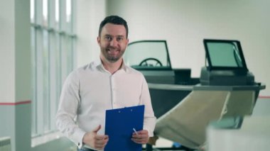 Motorlu tekne galerisindeki satıcı onay veriyor.