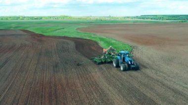 Tohum ekme makinesi tarlada ilerliyor.