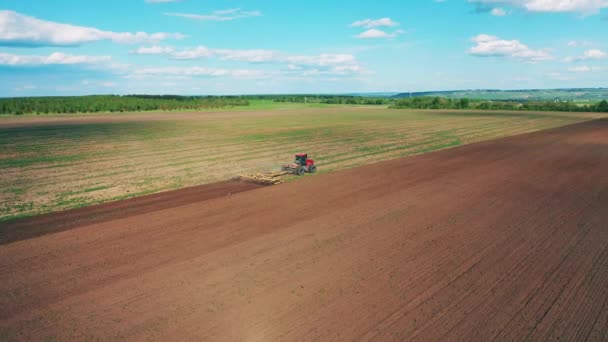 Öppet fält planteras av ett jordbruksfordon — Stockvideo