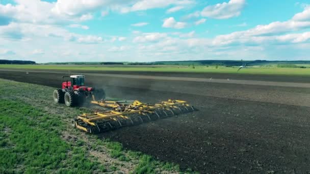 Veicolo agricolo sta piantando un campo enorme con semi — Video Stock