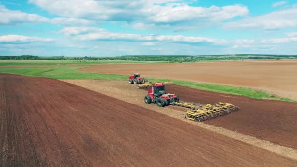 Landwirtschaftliche Fahrzeuge säen ein riesiges Feld aus — Stockvideo