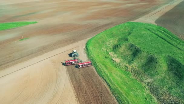 Los campos están siendo aserrados por la cosechadora agrícola — Vídeos de Stock