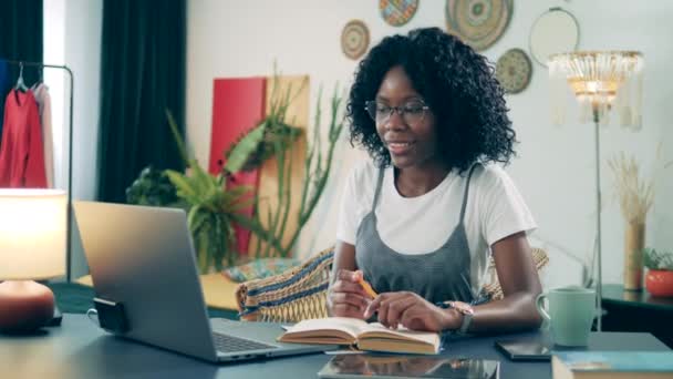 Maestra africana está llevando a cabo una lección en línea desde casa — Vídeo de stock