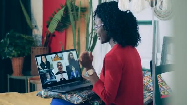 Η νεαρή Αφρικανή χρησιμοποιεί ένα λάπτοπ για βίντεο με πολύ κόσμο. — Αρχείο Βίντεο