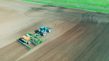 Arazi eken endüstriyel bir aracın üst görüntüsü