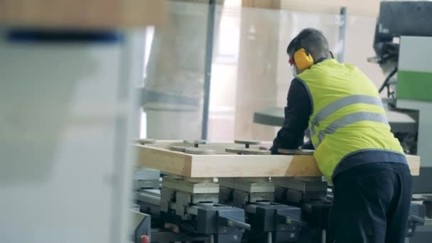 Holzrahmen wird von einem männlichen Fabrikarbeiter angepasst — Stockvideo