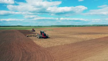 Tarla tarımsal makineler tarafından biçiliyor.
