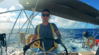 Deniz boyunca sürat teknesine binen yetişkin bir adamın ön görüntüsü.