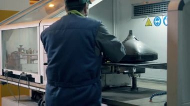 Adam geri dönüşüm fabrikasında TV ile çalışıyor..