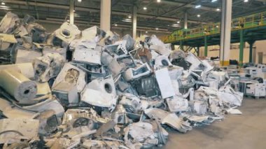 Çamaşır makineleri geri dönüşüm için çöp sahasına yığıldı.