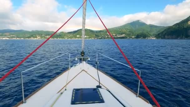 Framsidan av en motorbåt när du seglar mot stranden — Stockvideo