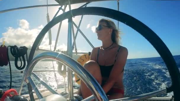 En kvinna slappnar av medan båten lotsar sig själv — Stockvideo