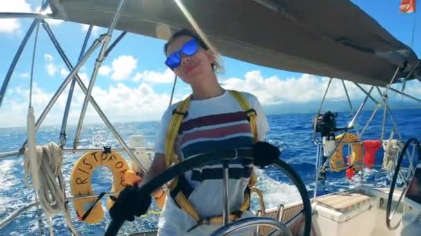 Mooie dame danst tijdens het navigeren op een speedboot — Stockvideo