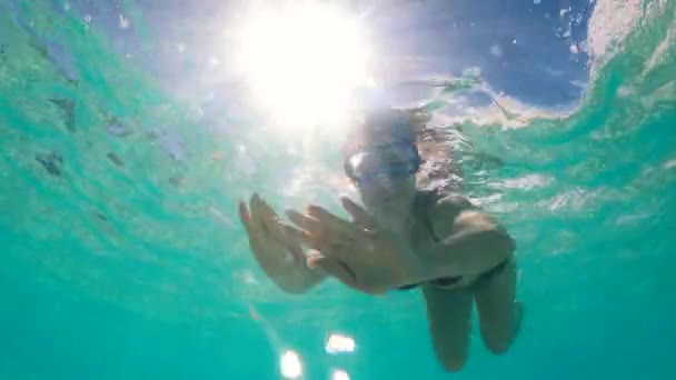 Magnifique dame être heureux tout en nageant sous l'eau — Video