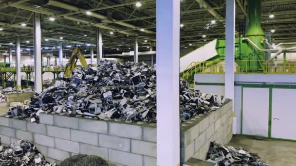 リサイクルセンター内のゴミの山. — ストック動画