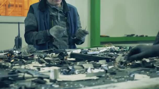 Los hombres separan la basura de plástico y metal en un transportador. — Vídeos de Stock