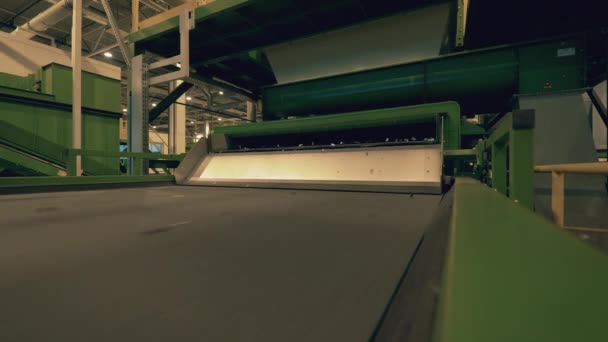 Промышленное оборудование сортирует мусор на заводе. — стоковое видео