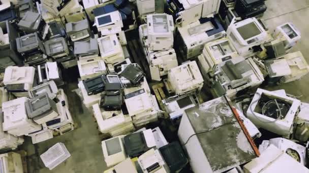Πλαστικά και μεταλλικά σκουπίδια στοιβαγμένα στο εργοστάσιο. — Αρχείο Βίντεο