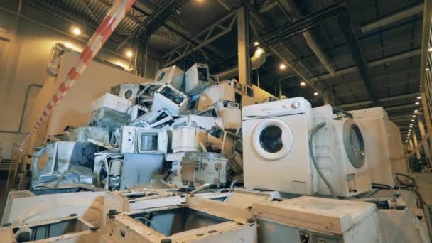 Old washing machines piles at recycling center. Plastic trash at garbage recycling factory. — Stock Video