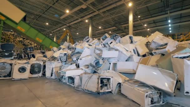 Entsorgte Waschmaschinen in Recyclingfabrik. — Stockvideo