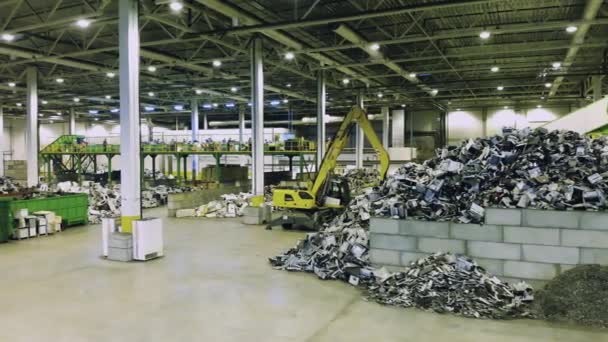 Centro de reciclaje con basura desechada. Basura de plástico en la fábrica de reciclaje de basura. — Vídeos de Stock