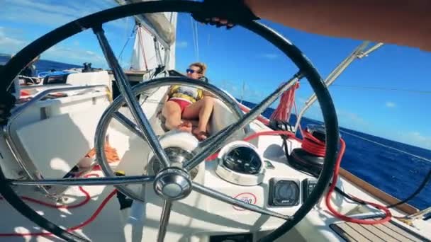 Barco a motor com uma senhora a bordo está a ser pilotado através do oceano — Vídeo de Stock
