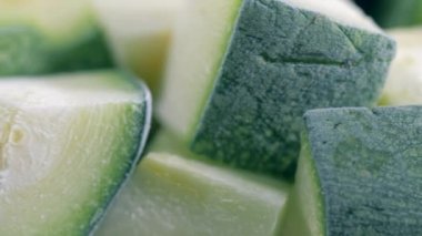 Donmuş kabak, tepside doğranmış..