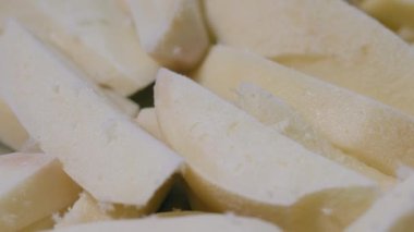 Dilimlenmiş donmuş patates. Makro çekim.
