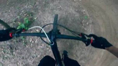 Bisikletli bir motosikletlinin birinci şahıs görüntüsü