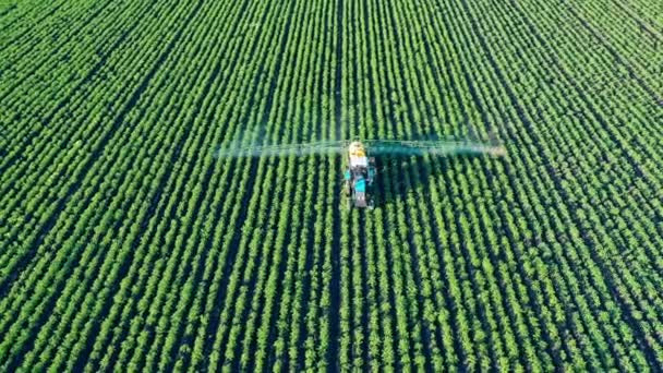 Top view of a field getting fertilized by a spraying vehicle — Stock Video