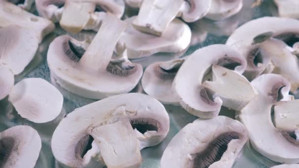 Λευκά champignons κομμένα σε ένα δίσκο. — Αρχείο Βίντεο