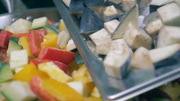 Овочева суміш смажена на сковороді . — стокове відео