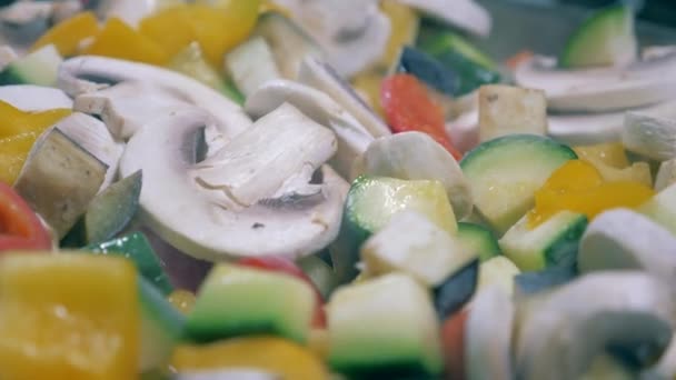 Овочева суміш з грибами, які смажать на сковороді . — стокове відео