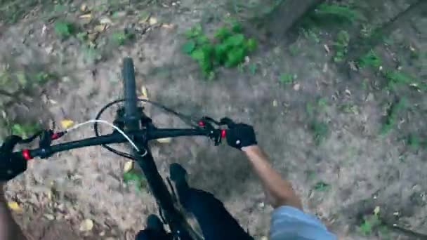 El ciclista está montando una bicicleta en primera persona — Vídeo de stock