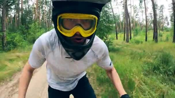 자전거를 타면서 보호안경을 쓴 자전거 선수의 전경 — 비디오