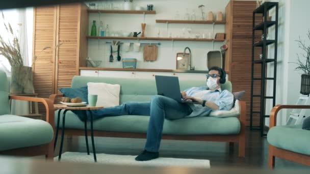 Male worker spends time with laptop at home during quarantine. — Stock Video