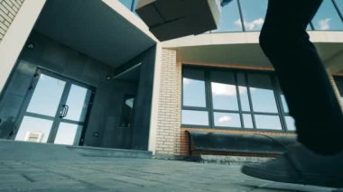 Teslimatçı çocuklar paket getirip kapının yakınına bırakıyorlar..