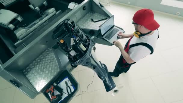 Ремонтник з ноутбуком фіксує двигун швидкісних човнів — стокове відео