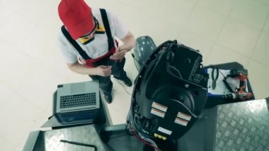Sürat teknesi motoru bir tamirci tarafından tamir ediliyor.